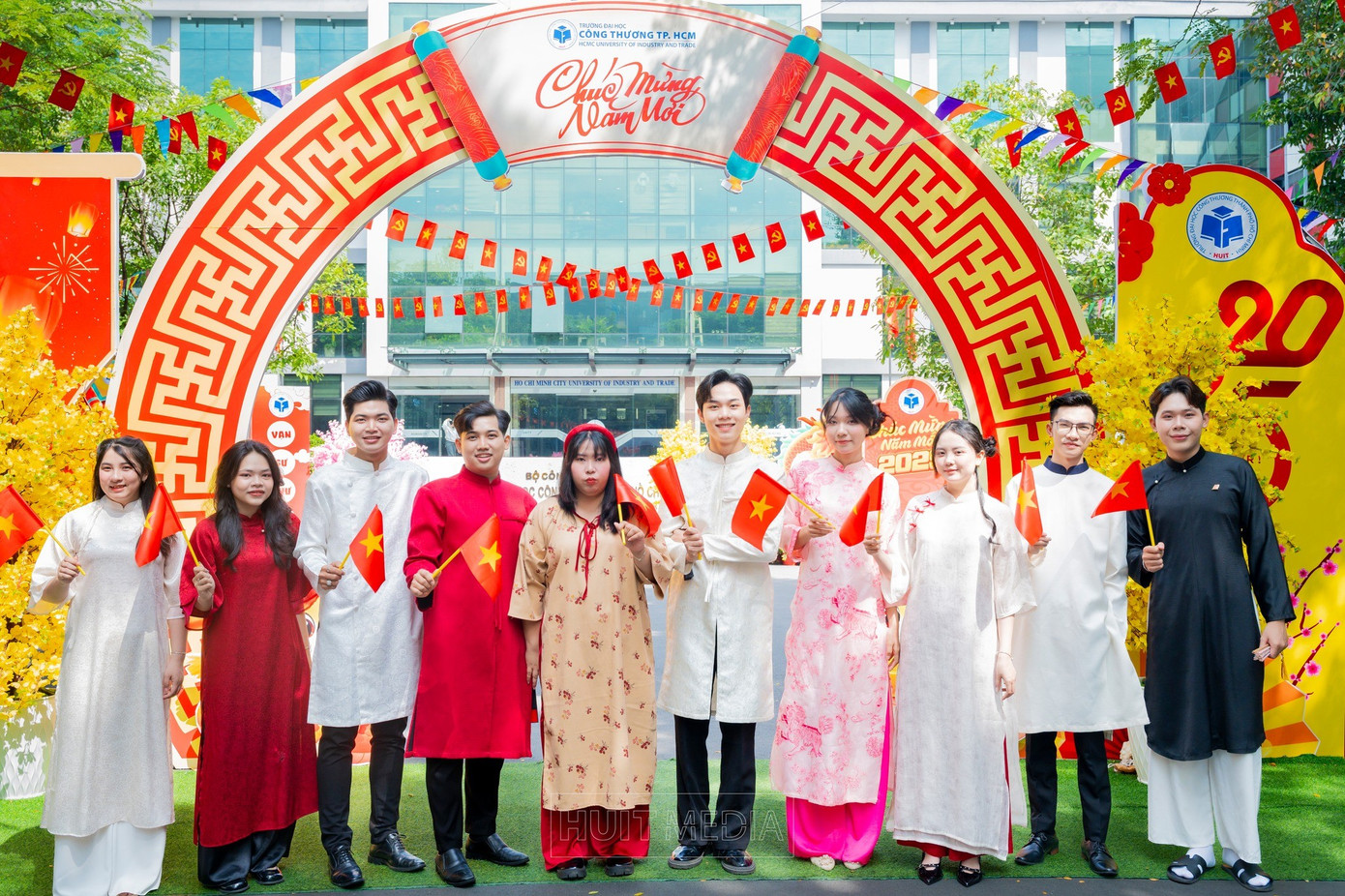 Trường ĐH C&ocirc;ng Thương TPHCM thưởng Tết 30 triệu đồng / người cho c&aacute;n bộ , vi&ecirc;n chức - Ảnh 1.