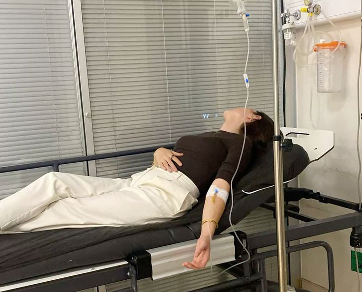 Nữ gi&aacute;o vi&ecirc;n tiểu học kh&oacute;c nấc khi ph&aacute;t hiện ung thư ruột: 