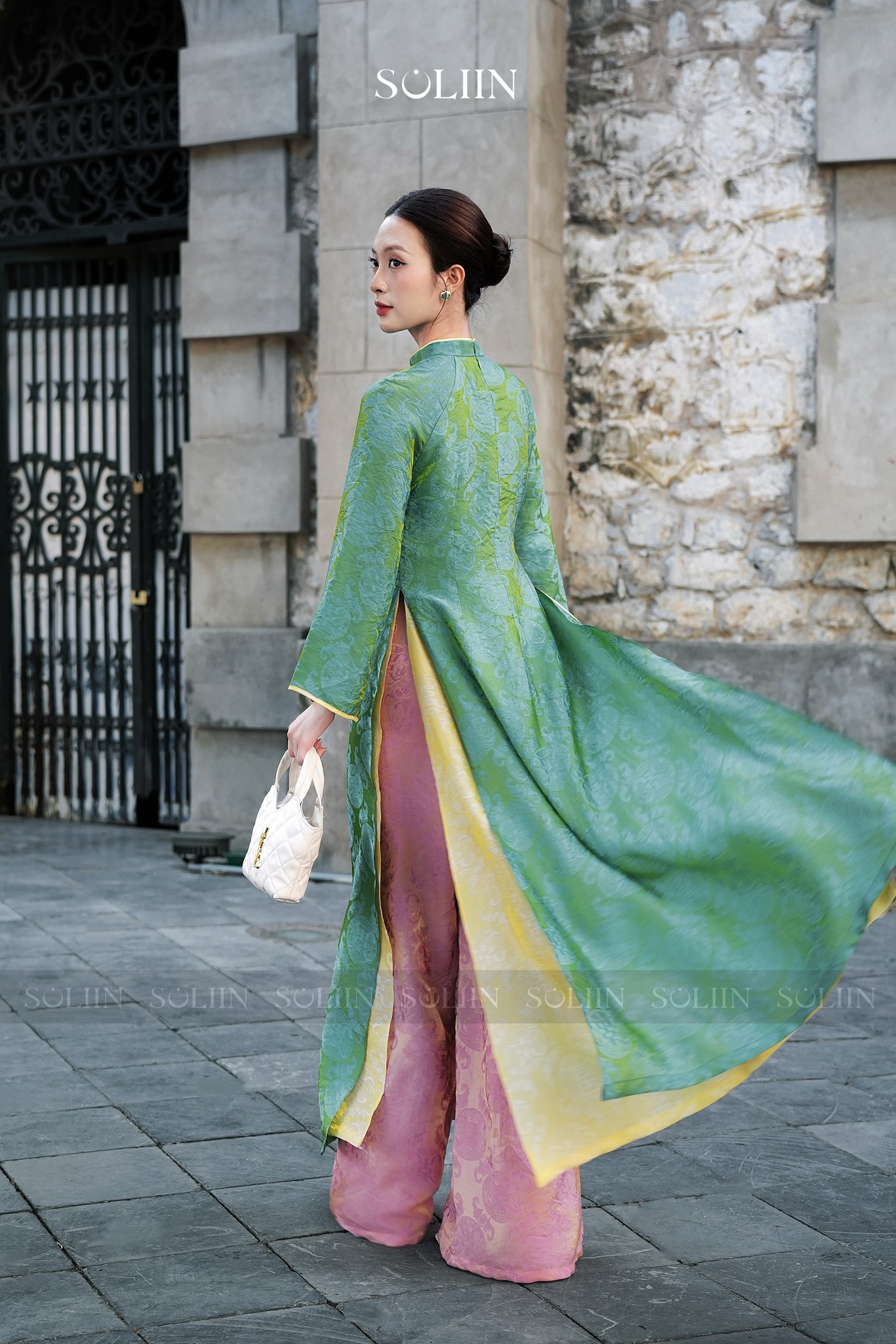 Tâm điểm xu hướng áo dài Tết 2026: Áo dài tà kép (4 tà) nhân đôi vẻ thướt tha, sang chảnh cho phái đẹp- Ảnh 5.