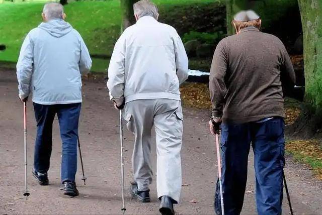 Có 2 dấu hiệu đi lại này thì cảnh giác bệnh suy thận sắp 