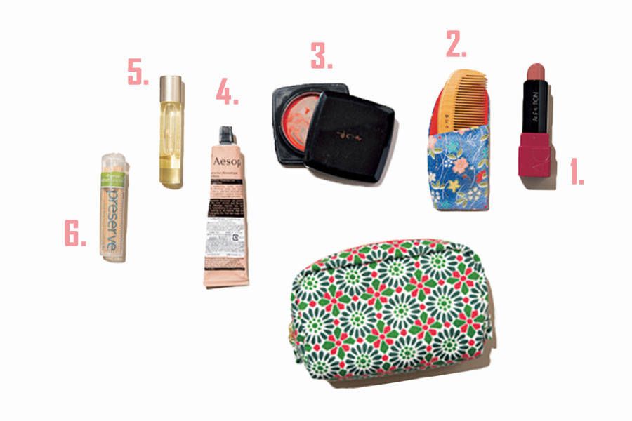 Phụ nữ 40+ n&ecirc;n bỏ 7 m&oacute;n n&agrave;y khỏi t&uacute;i x&aacute;ch &ndash; nhiều người thử v&agrave; bất ngờ v&igrave; kết quả - Ảnh 4.