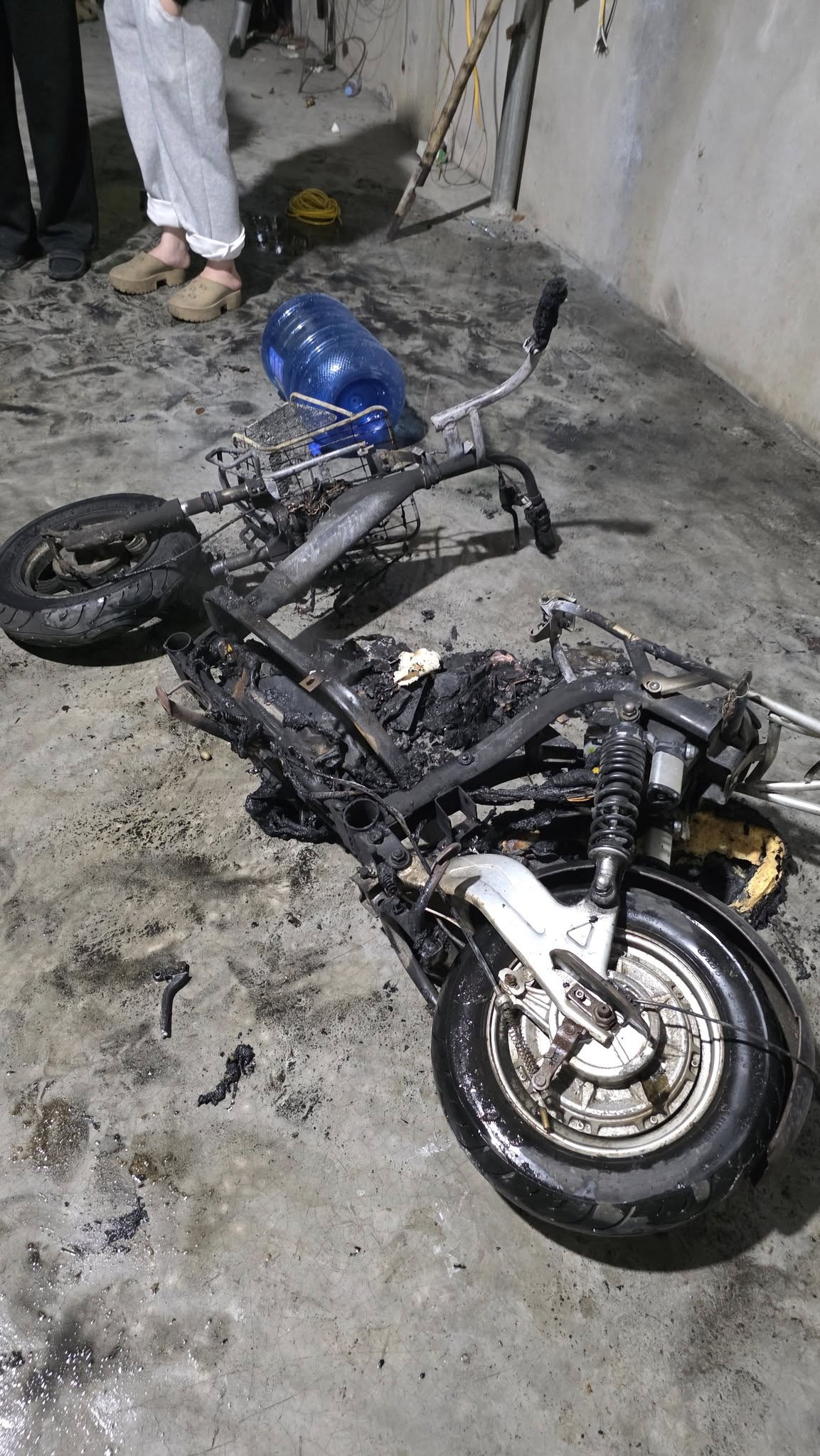 Cảnh b&aacute;o nguy cơ ch&aacute;y nổ khi sạc xe điện sau sự cố ở Nghệ An - Ảnh 1.