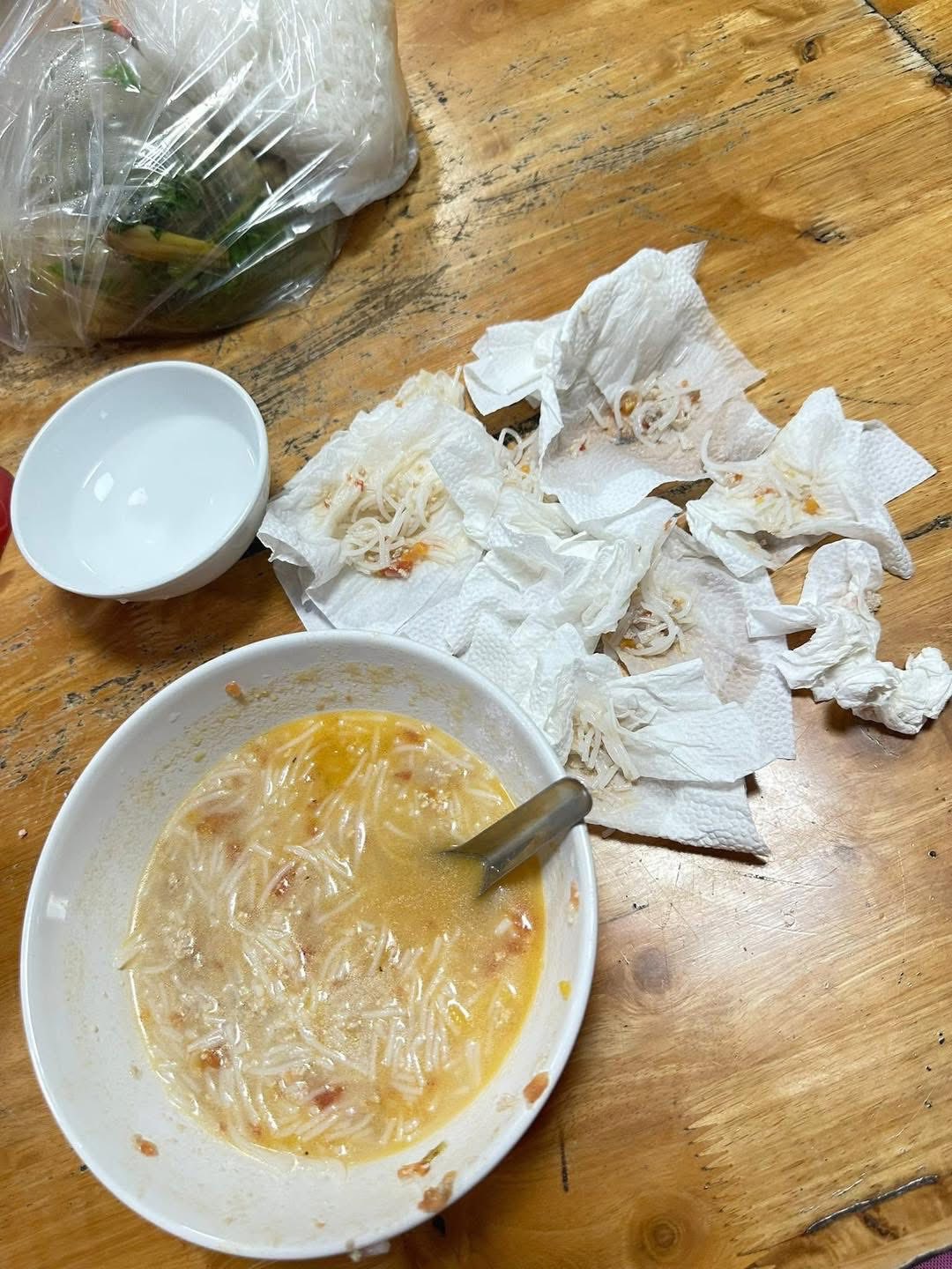 Bức ảnh bất lực đến bu&ocirc;ng xu&ocirc;i của người mẹ c&oacute; con biếng ăn: H&atilde;y ngưng ph&aacute;n x&eacute;t c&aacute;ch l&agrave;m mẹ của họ bằng những lời khuy&ecirc;n s&aacute;o rỗng- Ảnh 1.