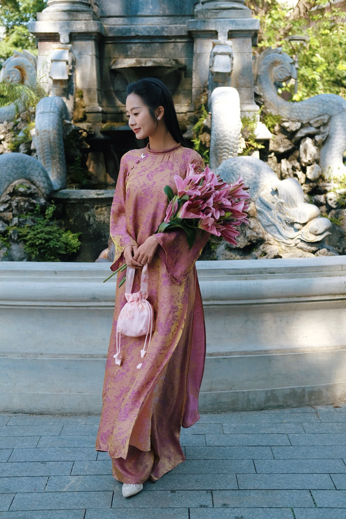 Tâm điểm xu hướng áo dài Tết 2026: Áo dài tà kép (4 tà) nhân đôi vẻ thướt tha, sang chảnh cho phái đẹp- Ảnh 15.