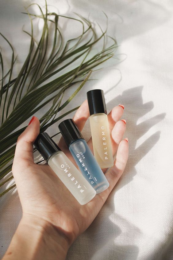 Phụ nữ 40+ n&ecirc;n bỏ 7 m&oacute;n n&agrave;y khỏi t&uacute;i x&aacute;ch &ndash; nhiều người thử v&agrave; bất ngờ v&igrave; kết quả - Ảnh 1.