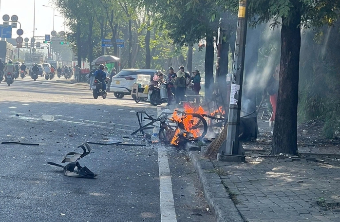 B&igrave;nh gas ph&aacute;t nổ ở gần cầu vượt Linh Xu&acirc;n, xe b&uacute;n ri&ecirc;u tan t&agrave;nh - Ảnh 2.