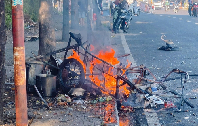 B&igrave;nh gas ph&aacute;t nổ ở gần cầu vượt Linh Xu&acirc;n, xe b&uacute;n ri&ecirc;u tan t&agrave;nh - Ảnh 1.