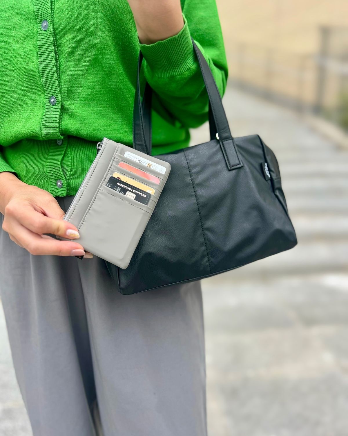 Phụ nữ 40+ n&ecirc;n bỏ 7 m&oacute;n n&agrave;y khỏi t&uacute;i x&aacute;ch &ndash; nhiều người thử v&agrave; bất ngờ v&igrave; kết quả - Ảnh 2.