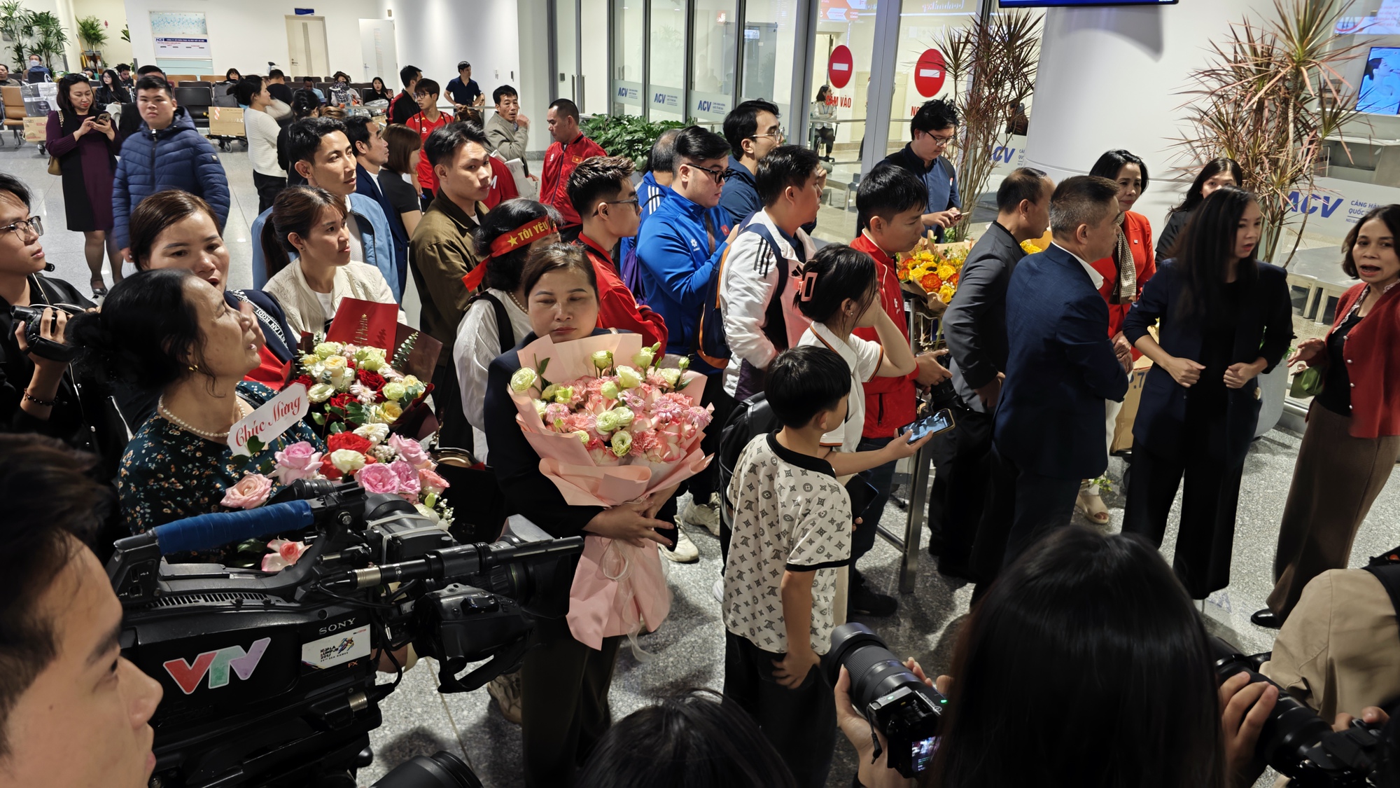 U22 Việt Nam mang HCV SEA Games về nước, rực rỡ tại sân bay Nội Bài - Ảnh 14. U22 Việt Nam mang HCV SEA Games về nước, rực rỡ tại sân bay Nội Bài - Ảnh 14.