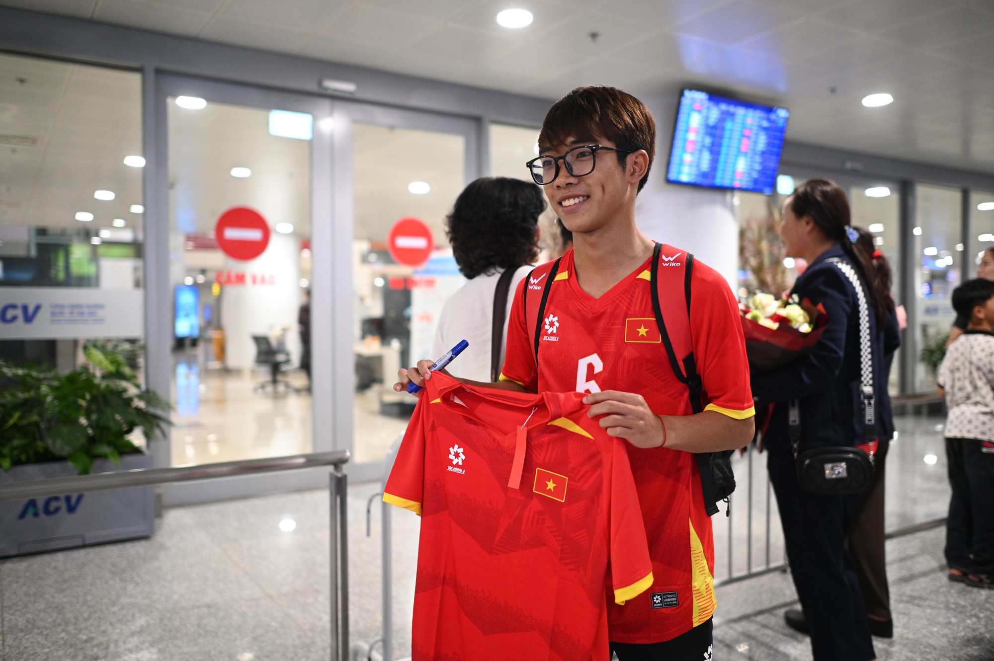 U22 Việt Nam mang HCV SEA Games về nước, rực rỡ tại sân bay Nội Bài - Ảnh 17. U22 Việt Nam mang HCV SEA Games về nước, rực rỡ tại sân bay Nội Bài - Ảnh 17.