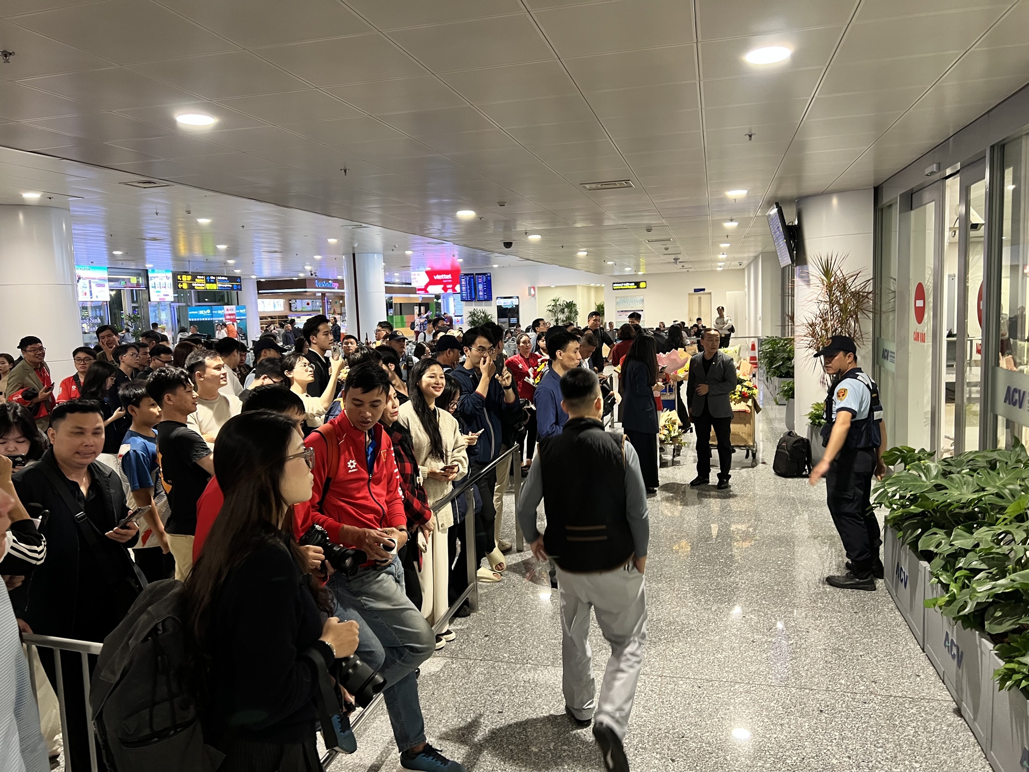 U22 Việt Nam mang HCV SEA Games về nước, rực rỡ tại sân bay Nội Bài - Ảnh 15. U22 Việt Nam mang HCV SEA Games về nước, rực rỡ tại sân bay Nội Bài - Ảnh 15.