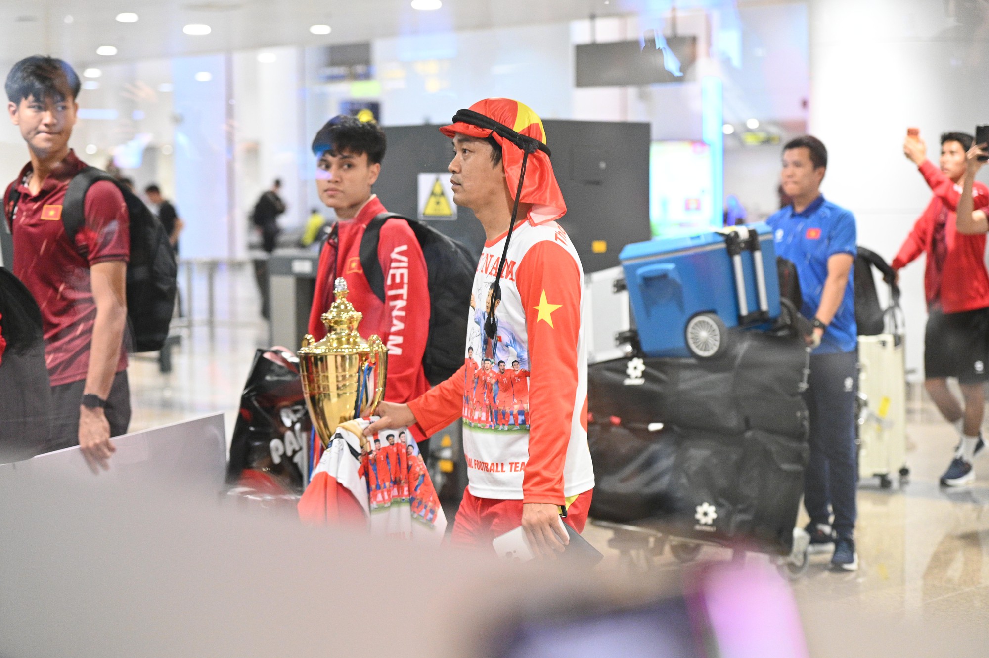 U22 Việt Nam mang HCV SEA Games về nước, rực rỡ tại sân bay Nội Bài - Ảnh 18. U22 Việt Nam mang HCV SEA Games về nước, rực rỡ tại sân bay Nội Bài - Ảnh 18.