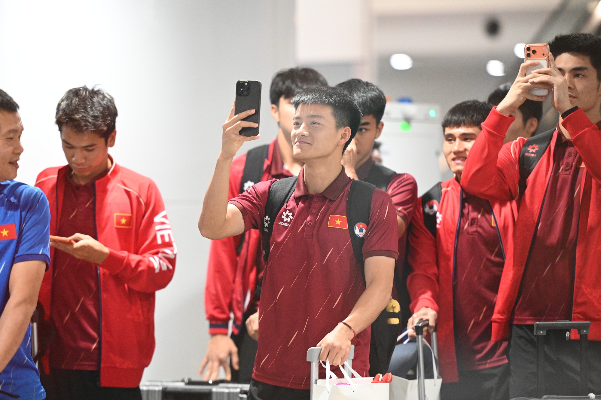 U22 Việt Nam mang HCV SEA Games về nước, rực rỡ tại sân bay Nội Bài - Ảnh 2. U22 Việt Nam mang HCV SEA Games về nước, rực rỡ tại sân bay Nội Bài - Ảnh 2.