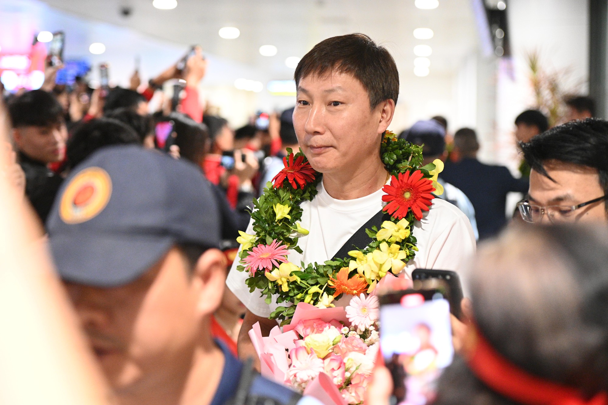 U22 Việt Nam mang HCV SEA Games về nước, rực rỡ tại sân bay Nội Bài - Ảnh 3. U22 Việt Nam mang HCV SEA Games về nước, rực rỡ tại sân bay Nội Bài - Ảnh 3.