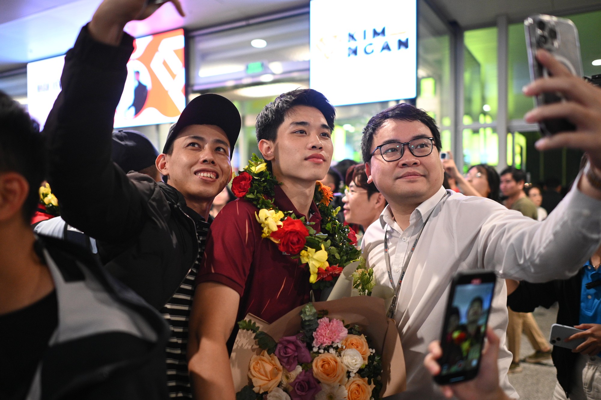 U22 Việt Nam mang HCV SEA Games về nước, rực rỡ tại sân bay Nội Bài - Ảnh 5. U22 Việt Nam mang HCV SEA Games về nước, rực rỡ tại sân bay Nội Bài - Ảnh 5.