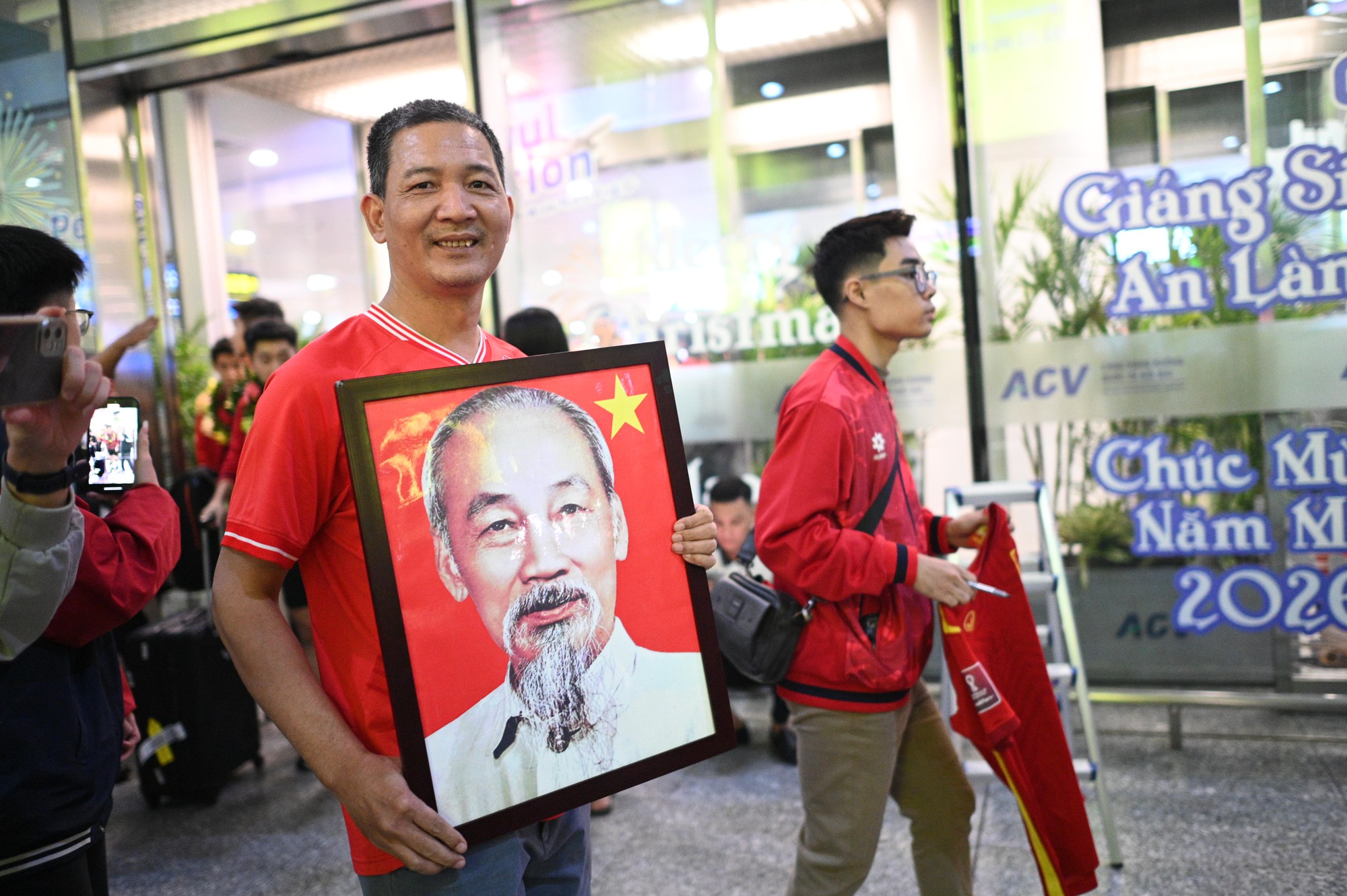 U22 Việt Nam mang HCV SEA Games về nước, rực rỡ tại sân bay Nội Bài - Ảnh 13. U22 Việt Nam mang HCV SEA Games về nước, rực rỡ tại sân bay Nội Bài - Ảnh 13.