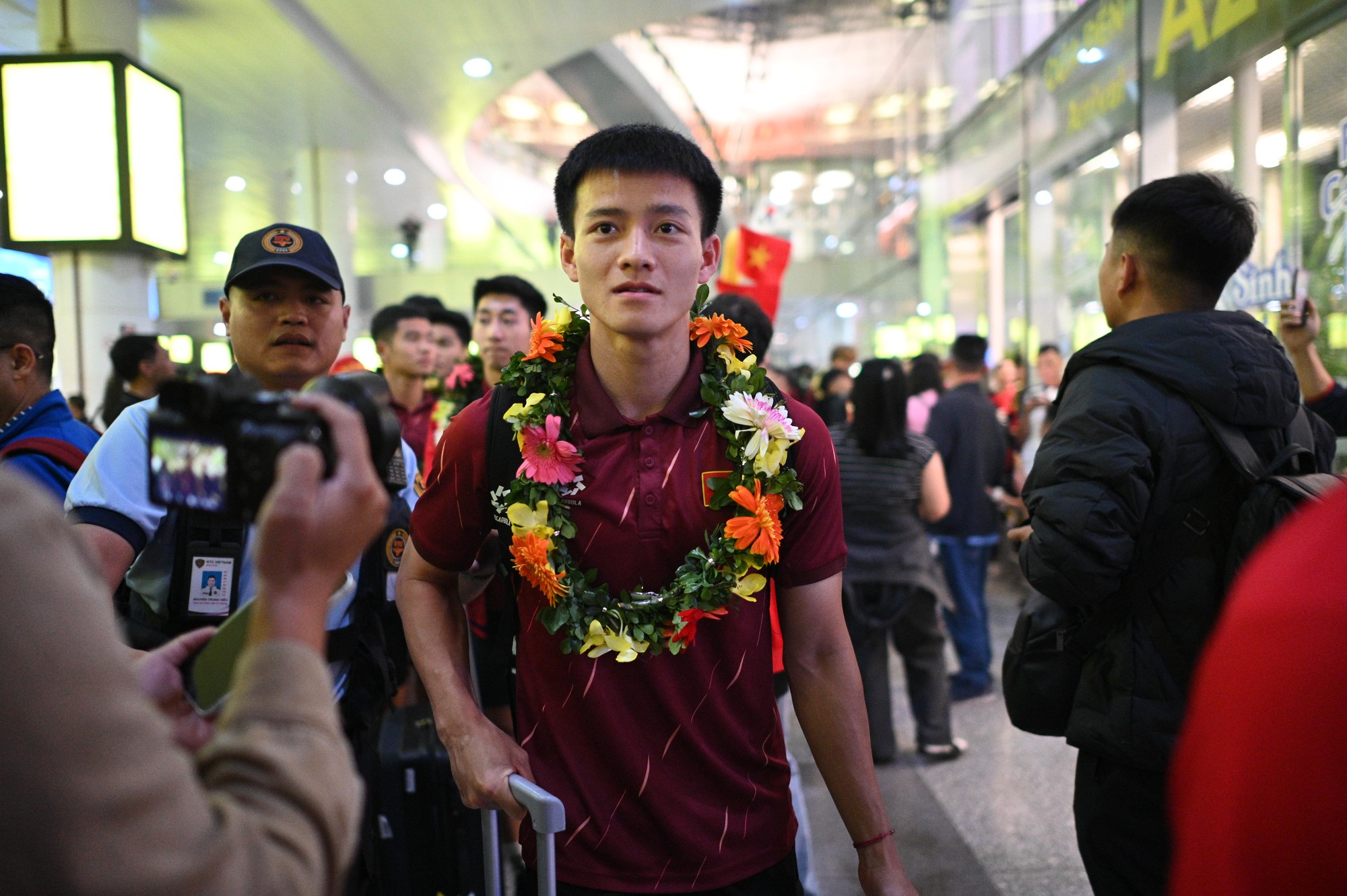 U22 Việt Nam mang HCV SEA Games về nước, rực rỡ tại sân bay Nội Bài - Ảnh 7. U22 Việt Nam mang HCV SEA Games về nước, rực rỡ tại sân bay Nội Bài - Ảnh 7.