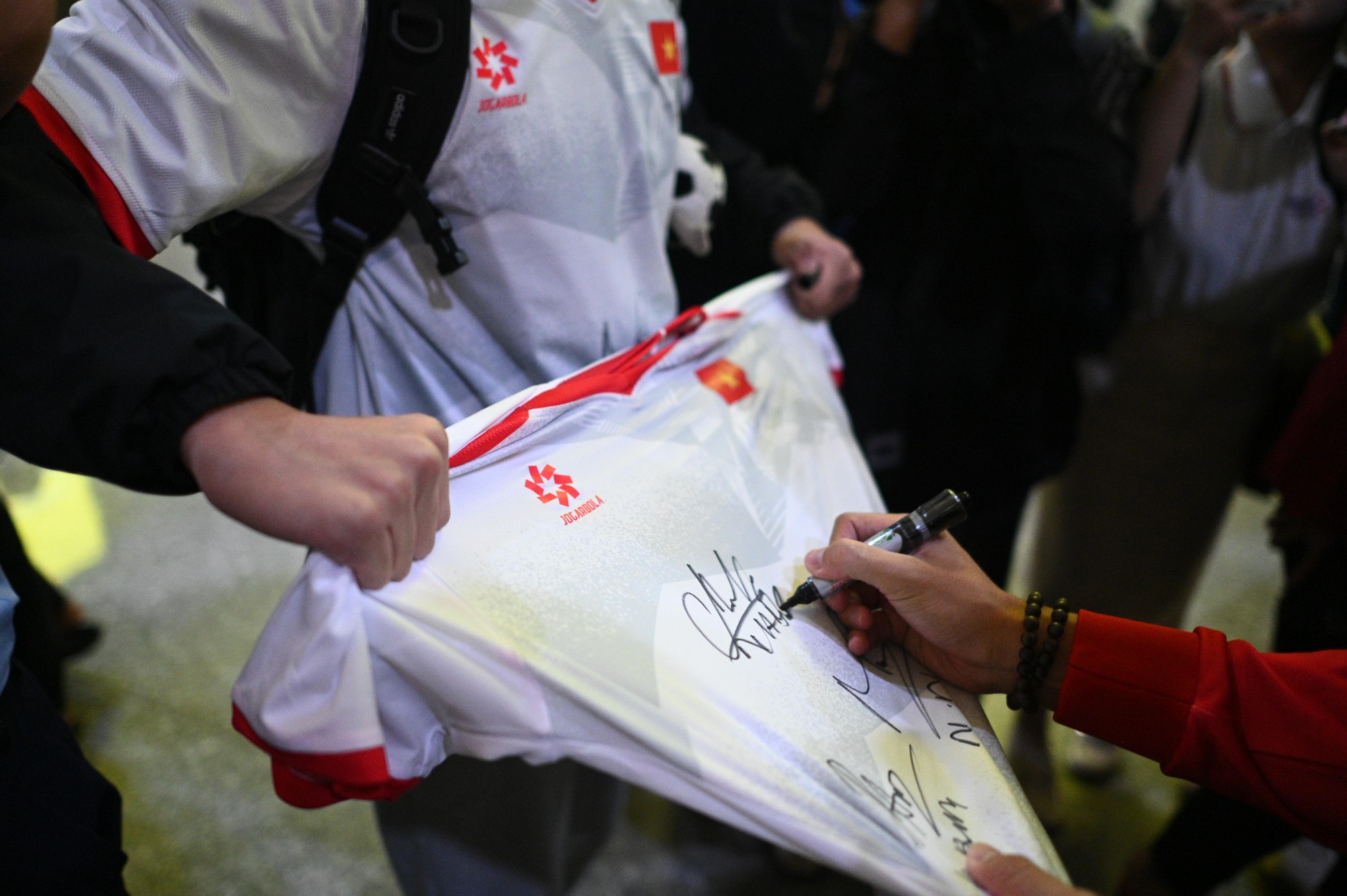 U22 Việt Nam mang HCV SEA Games về nước, rực rỡ tại sân bay Nội Bài - Ảnh 11. U22 Việt Nam mang HCV SEA Games về nước, rực rỡ tại sân bay Nội Bài - Ảnh 11.