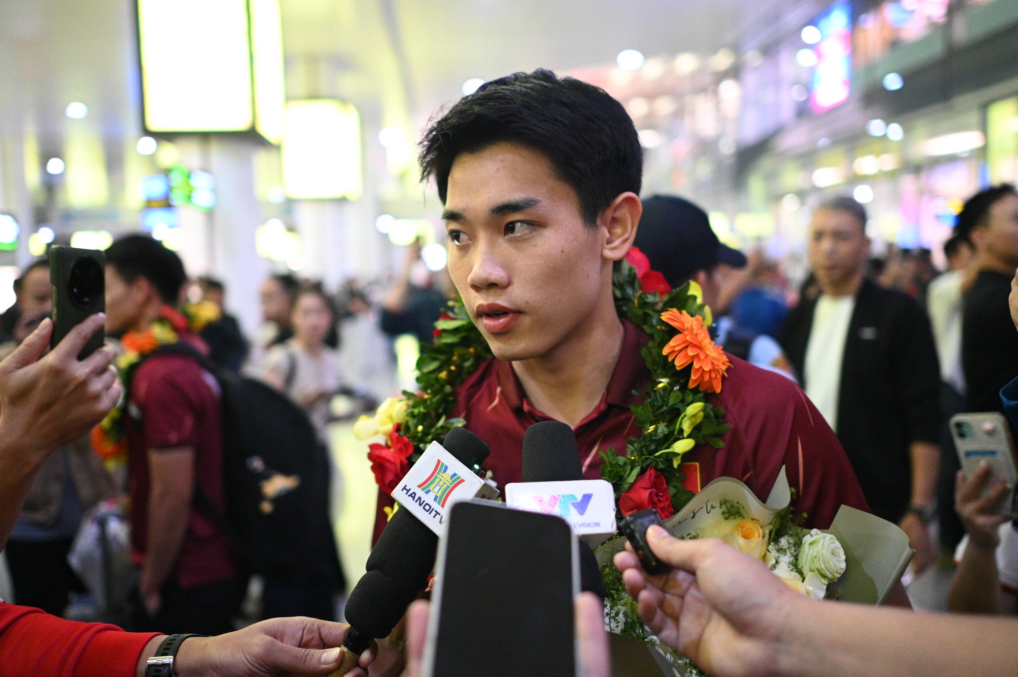 U22 Việt Nam mang HCV SEA Games về nước, rực rỡ tại sân bay Nội Bài - Ảnh 6. U22 Việt Nam mang HCV SEA Games về nước, rực rỡ tại sân bay Nội Bài - Ảnh 6.