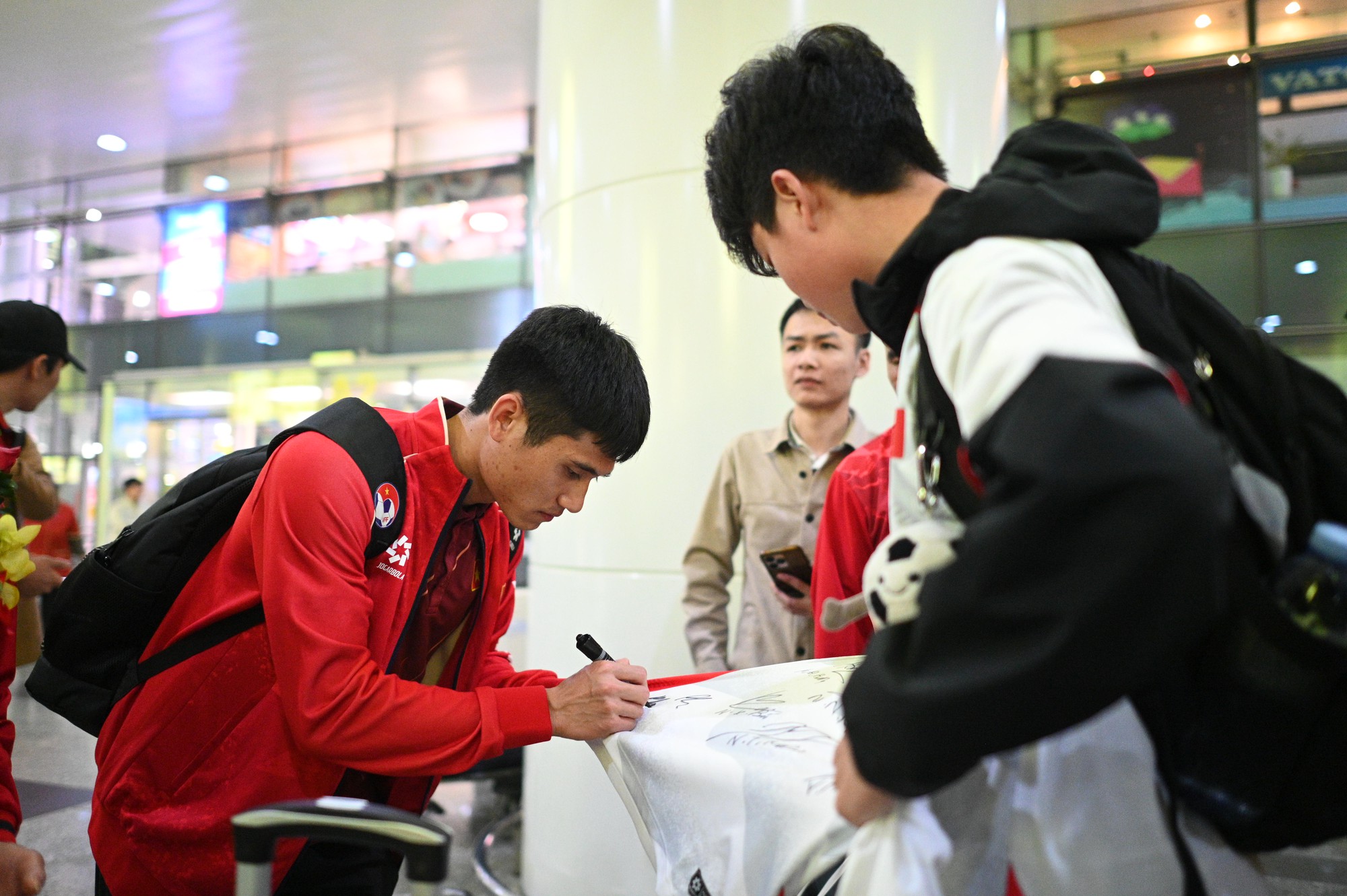 U22 Việt Nam mang HCV SEA Games về nước, rực rỡ tại sân bay Nội Bài - Ảnh 9. U22 Việt Nam mang HCV SEA Games về nước, rực rỡ tại sân bay Nội Bài - Ảnh 9.