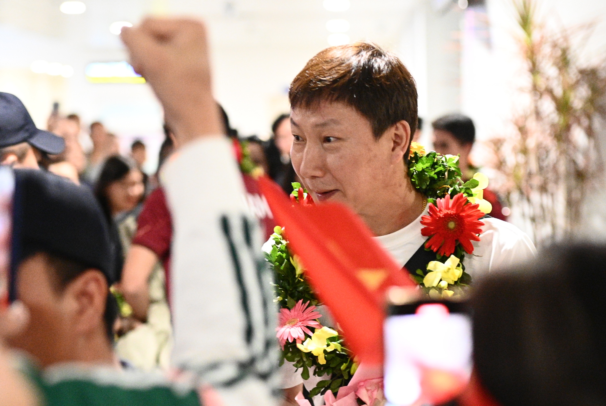 U22 Việt Nam mang HCV SEA Games về nước, rực rỡ tại sân bay Nội Bài - Ảnh 4. U22 Việt Nam mang HCV SEA Games về nước, rực rỡ tại sân bay Nội Bài - Ảnh 4.