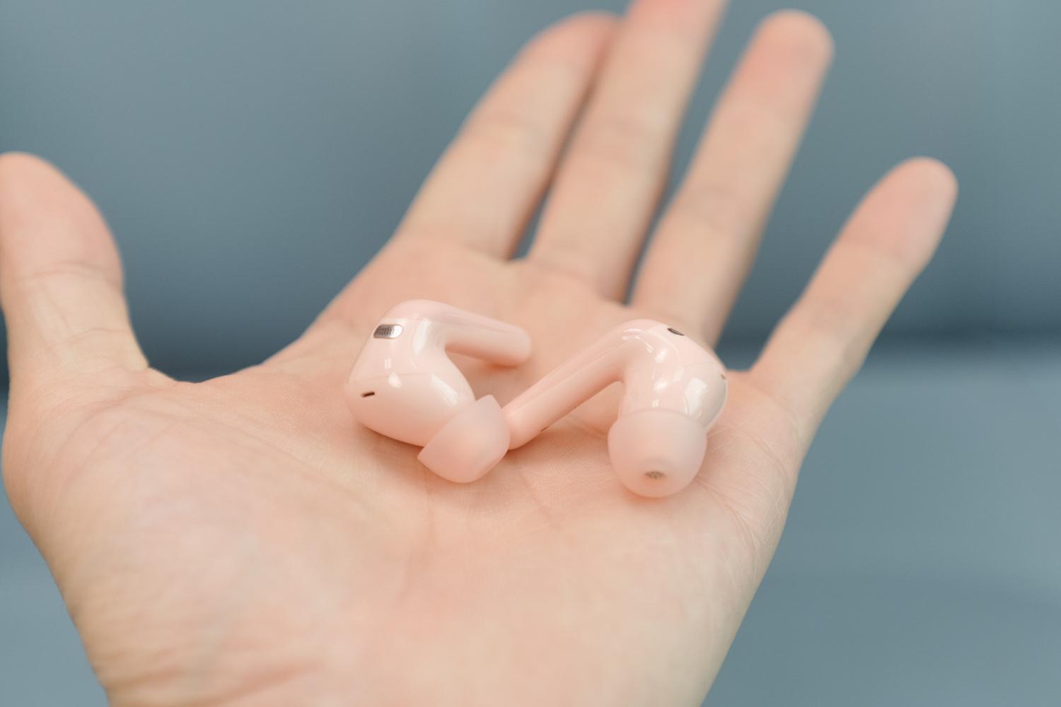 Dùng thử tai nghe Anker soundcore R60i NC phiên bản màu hồng: Nhẹ nhàng, dễ dùng, chống ồn vừa đủ, pin cả tuần- Ảnh 2. Dùng thử tai nghe Anker soundcore R60i NC phiên bản màu hồng: Nhẹ nhàng, dễ dùng, chống ồn vừa đủ, pin cả tuần- Ảnh 2.