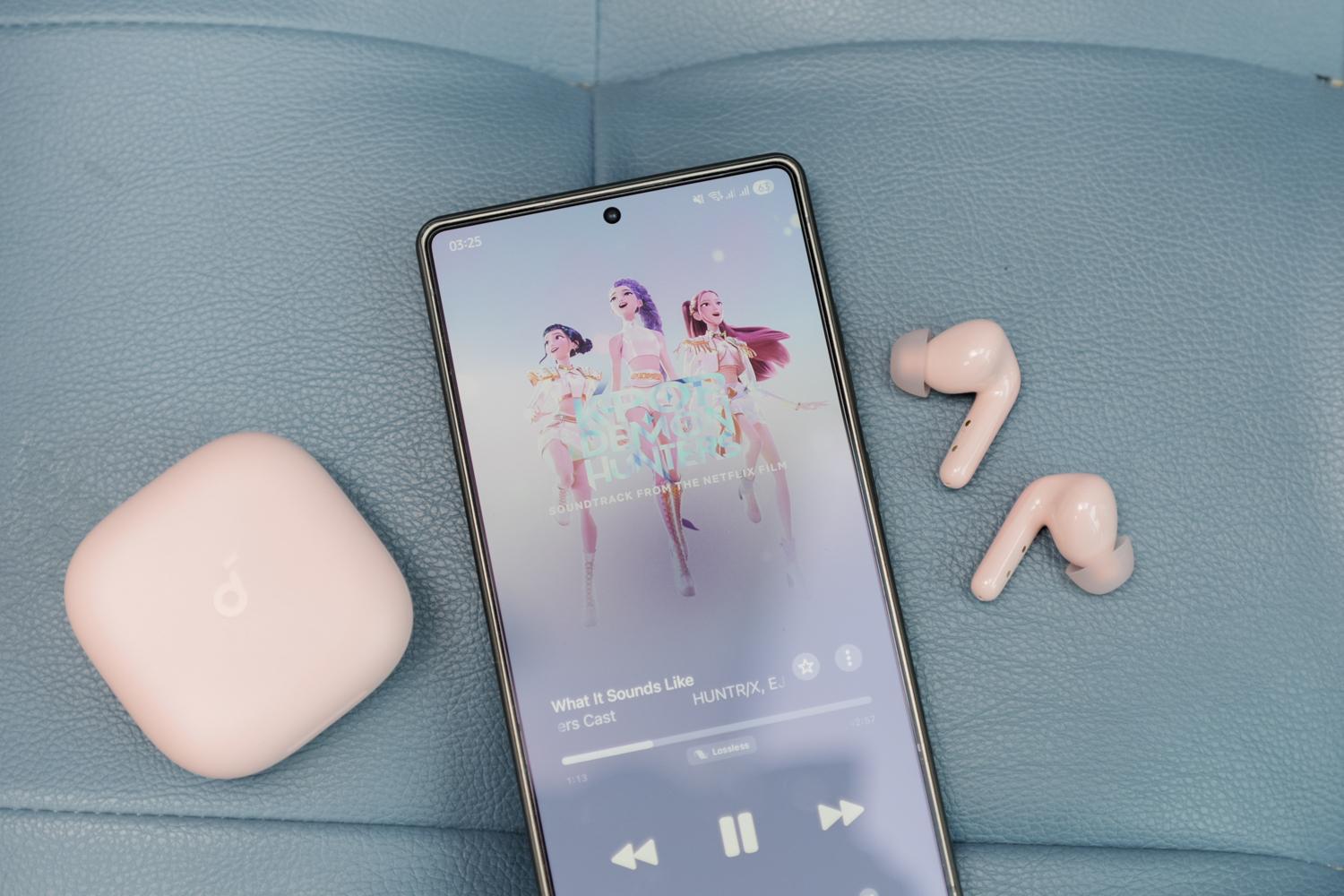 Dùng thử tai nghe Anker soundcore R60i NC phiên bản màu hồng: Nhẹ nhàng, dễ dùng, chống ồn vừa đủ, pin cả tuần- Ảnh 3. Dùng thử tai nghe Anker soundcore R60i NC phiên bản màu hồng: Nhẹ nhàng, dễ dùng, chống ồn vừa đủ, pin cả tuần- Ảnh 3.