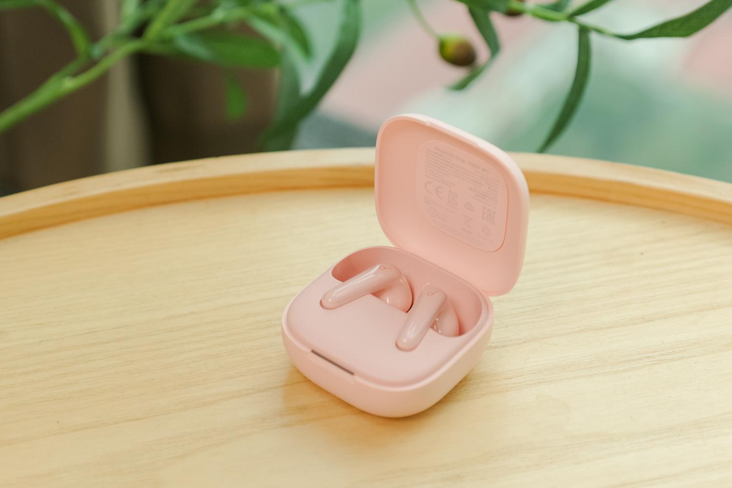 Dùng thử tai nghe Anker soundcore R60i NC phiên bản màu hồng: Nhẹ nhàng, dễ dùng, chống ồn vừa đủ, pin cả tuần- Ảnh 5. Dùng thử tai nghe Anker soundcore R60i NC phiên bản màu hồng: Nhẹ nhàng, dễ dùng, chống ồn vừa đủ, pin cả tuần- Ảnh 5.