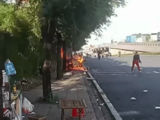 Nổ b&igrave;nh gas gần cầu vượt Linh Xu&acirc;n khiến xe b&uacute;n ri&ecirc;u tan t&agrave;nh - Ảnh 1.