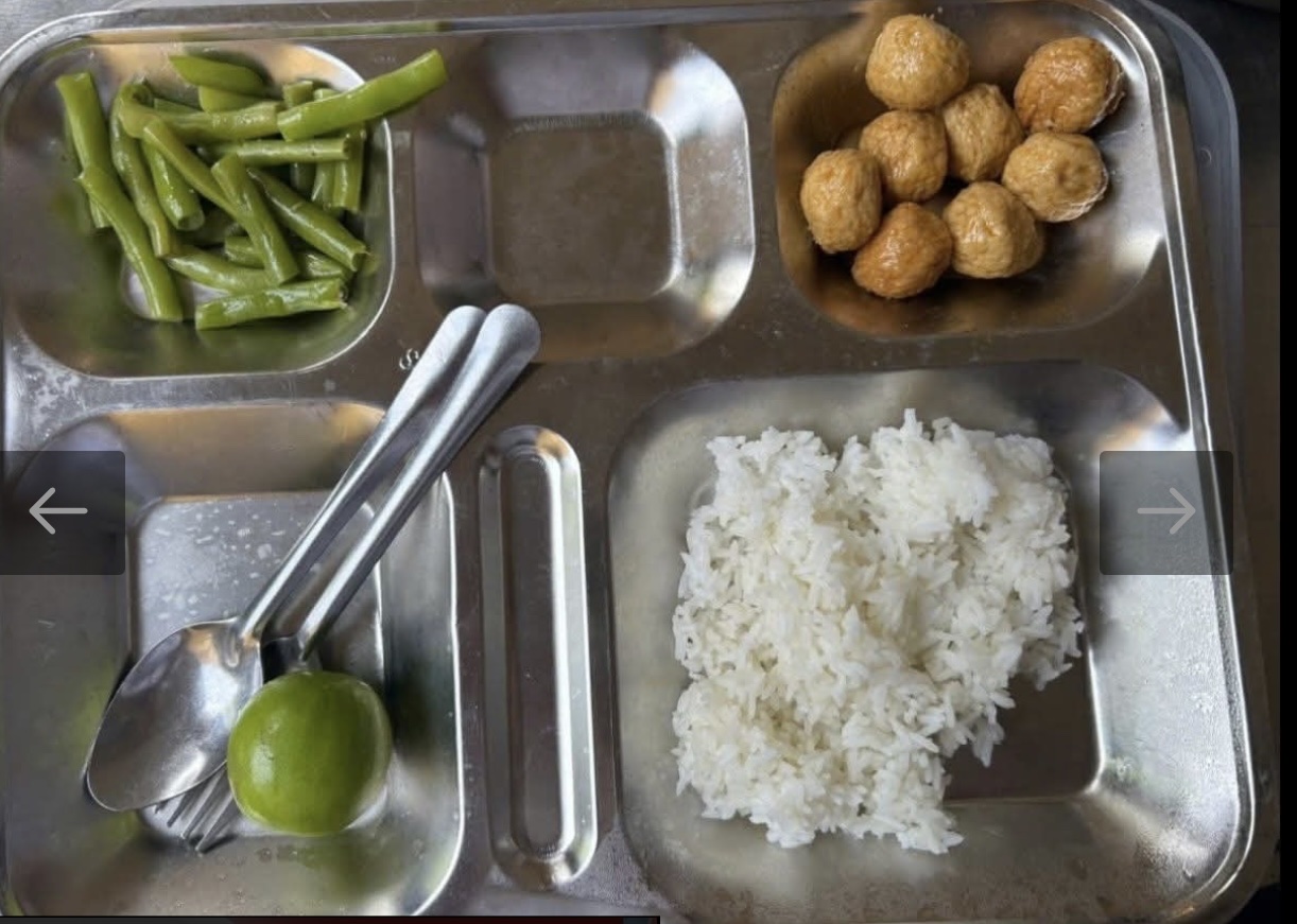 Phụ huynh phản &aacute;nh bữa ăn b&aacute;n tr&uacute;, Sở GD-ĐT TPHCM n&oacute;i sẽ kiểm tra định kỳ v&agrave; đột xuất - Ảnh 1.