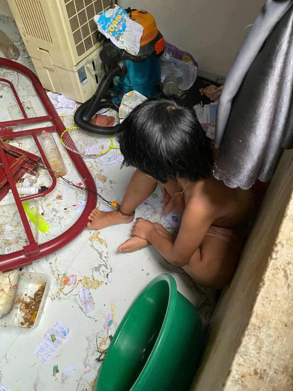 Giám định thương tật cho 2 bé gái bị cha xích nhốt trong phòng bẩn thỉu - Ảnh 1.