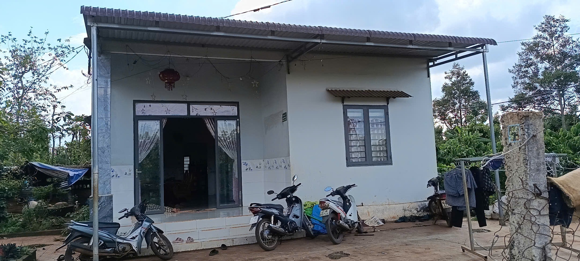 Câu chuyện nhói lòng về 2 cháu bé bị cha xích nhốt trong phòng bẩn thỉu - Ảnh 1. Câu chuyện nhói lòng về 2 cháu bé bị cha xích nhốt trong phòng bẩn thỉu - Ảnh 1.