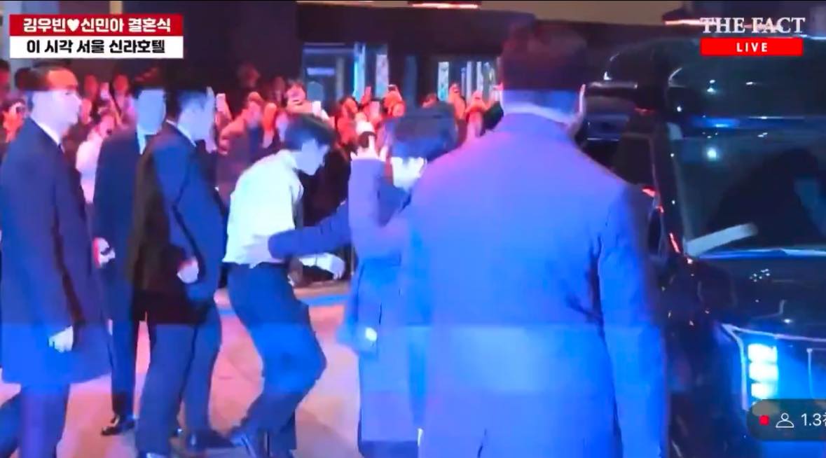 Siêu đám cưới Kim Woo Bin - Shin Min Ah: D.O. (EXO) vội vàng từ MMA chạy đến, V (BTS) - Lee Kwang Soo xuất hiện cực bảnh- Ảnh 3. Siêu đám cưới Kim Woo Bin - Shin Min Ah: D.O. (EXO) vội vàng từ MMA chạy đến, V (BTS) - Lee Kwang Soo xuất hiện cực bảnh- Ảnh 3.