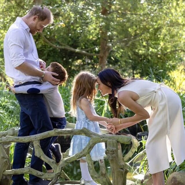 Gi&aacute;ng sinh 2025: Meghan Markle v&agrave; bức thiệp g&acirc;y tranh c&atilde;i giữa gia đ&igrave;nh Ho&agrave;ng gia - Ảnh 4.