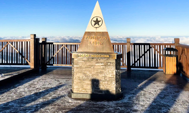 Băng trắng phủ đỉnh Fansipan , hiện tượng hiếm gặp khi nhiệt độ giảm xuống 0 &deg; C - Ảnh 1.