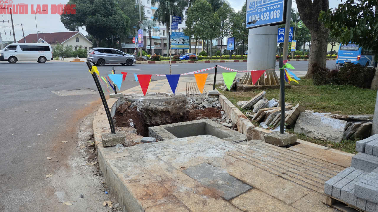 Vỉa hè Đắk Lắk vừa lát đá tự nhiên lại bị đào xới gây lãng phí - Ảnh 1. Vỉa hè Đắk Lắk vừa lát đá tự nhiên lại bị đào xới gây lãng phí - Ảnh 1.