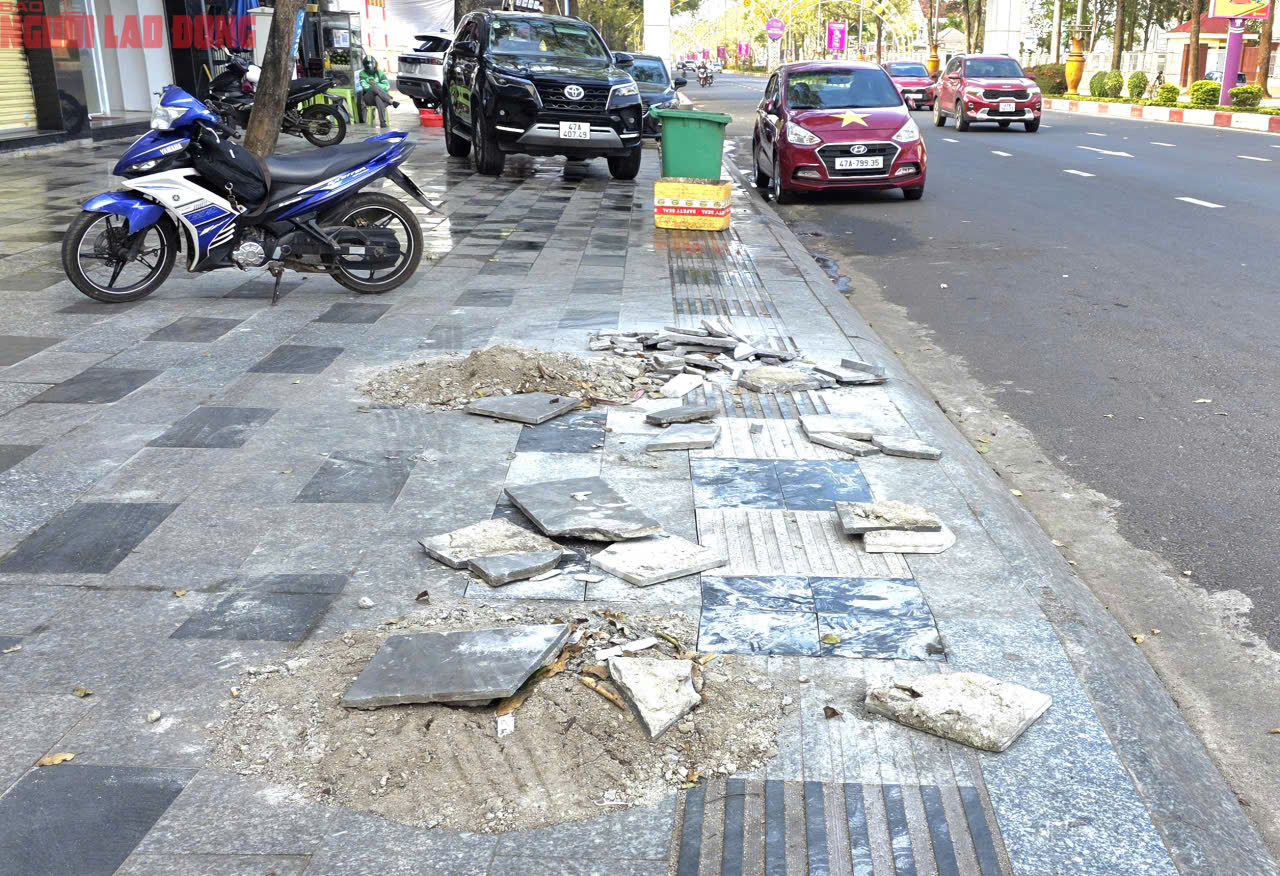 Vỉa hè Đắk Lắk vừa lát đá tự nhiên lại bị đào xới gây lãng phí - Ảnh 7. Vỉa hè Đắk Lắk vừa lát đá tự nhiên lại bị đào xới gây lãng phí - Ảnh 7.
