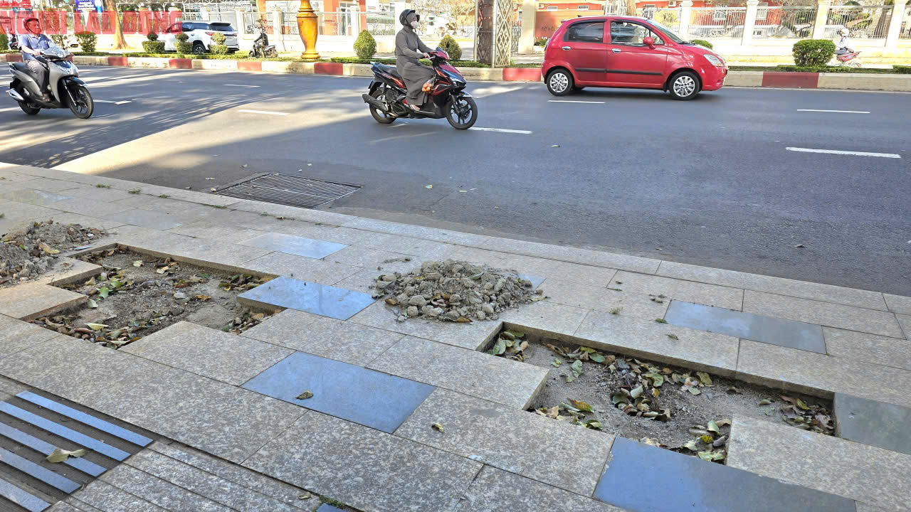 Vỉa hè Đắk Lắk vừa lát đá tự nhiên lại bị đào xới gây lãng phí - Ảnh 8. Vỉa hè Đắk Lắk vừa lát đá tự nhiên lại bị đào xới gây lãng phí - Ảnh 8.