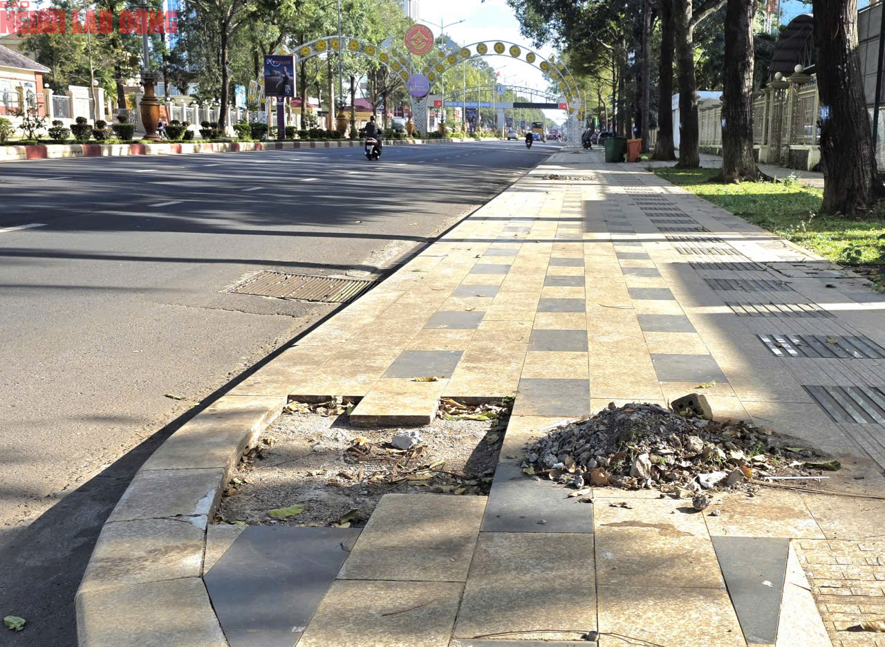 Vỉa hè Đắk Lắk vừa lát đá tự nhiên lại bị đào xới gây lãng phí - Ảnh 9. Vỉa hè Đắk Lắk vừa lát đá tự nhiên lại bị đào xới gây lãng phí - Ảnh 9.