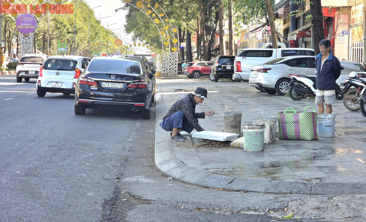 Vỉa hè Đắk Lắk vừa lát đá tự nhiên lại bị đào xới gây lãng phí - Ảnh 11. Vỉa hè Đắk Lắk vừa lát đá tự nhiên lại bị đào xới gây lãng phí - Ảnh 11.