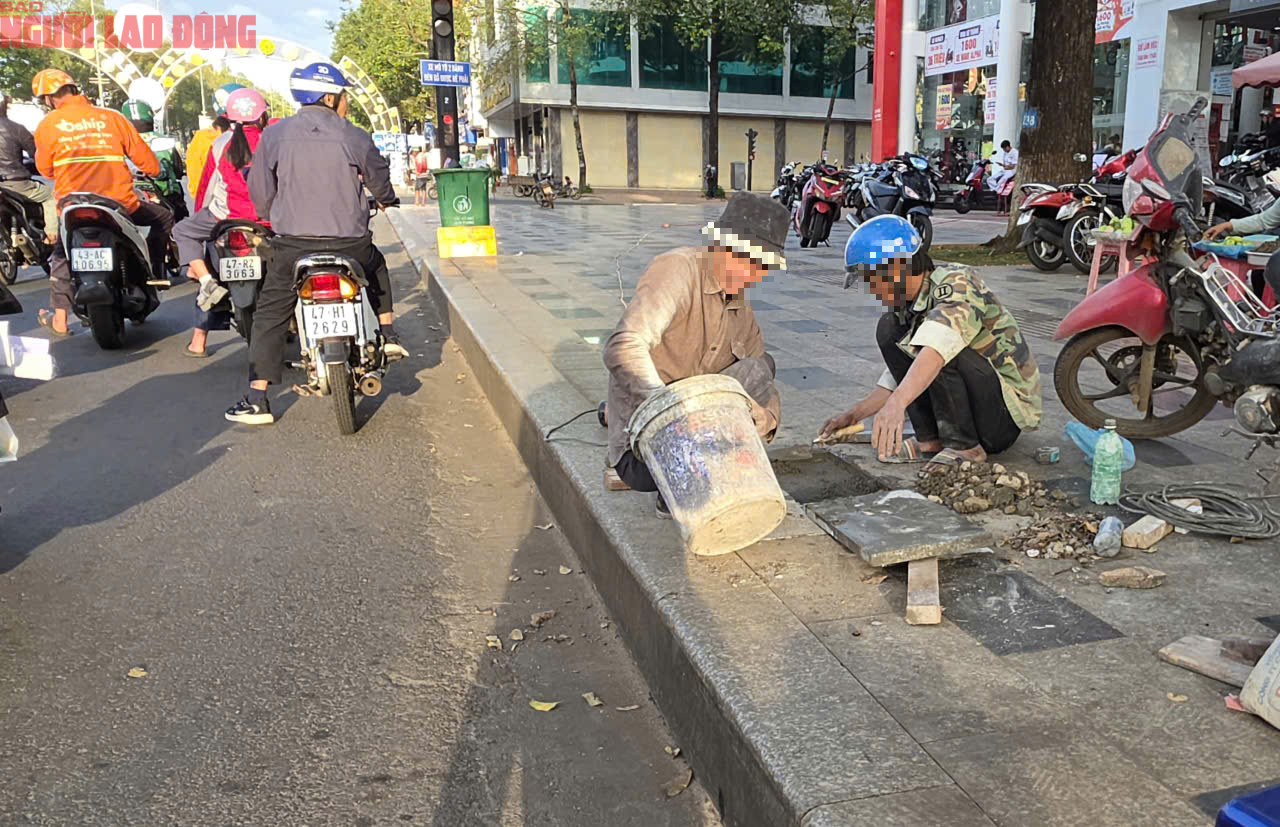 Vỉa hè Đắk Lắk vừa lát đá tự nhiên lại bị đào xới gây lãng phí - Ảnh 12. Vỉa hè Đắk Lắk vừa lát đá tự nhiên lại bị đào xới gây lãng phí - Ảnh 12.