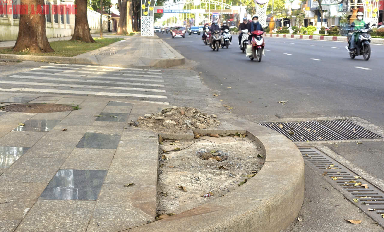 Vỉa hè Đắk Lắk vừa lát đá tự nhiên lại bị đào xới gây lãng phí - Ảnh 13. Vỉa hè Đắk Lắk vừa lát đá tự nhiên lại bị đào xới gây lãng phí - Ảnh 13.