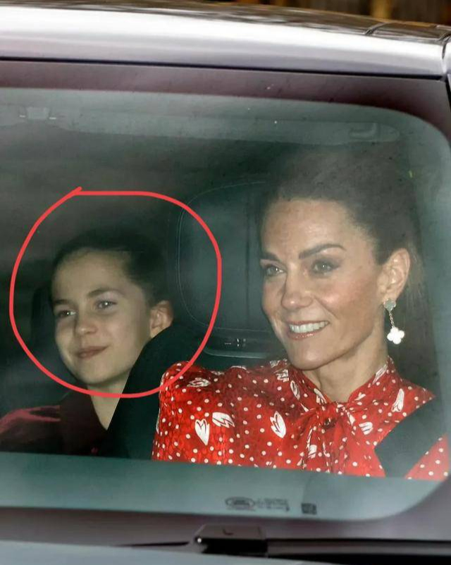 Công chúa Charlotte: Tự tin và khí chất vượt trội so với anh trai George - Ảnh 5. Công chúa Charlotte: Tự tin và khí chất vượt trội so với anh trai George - Ảnh 5.