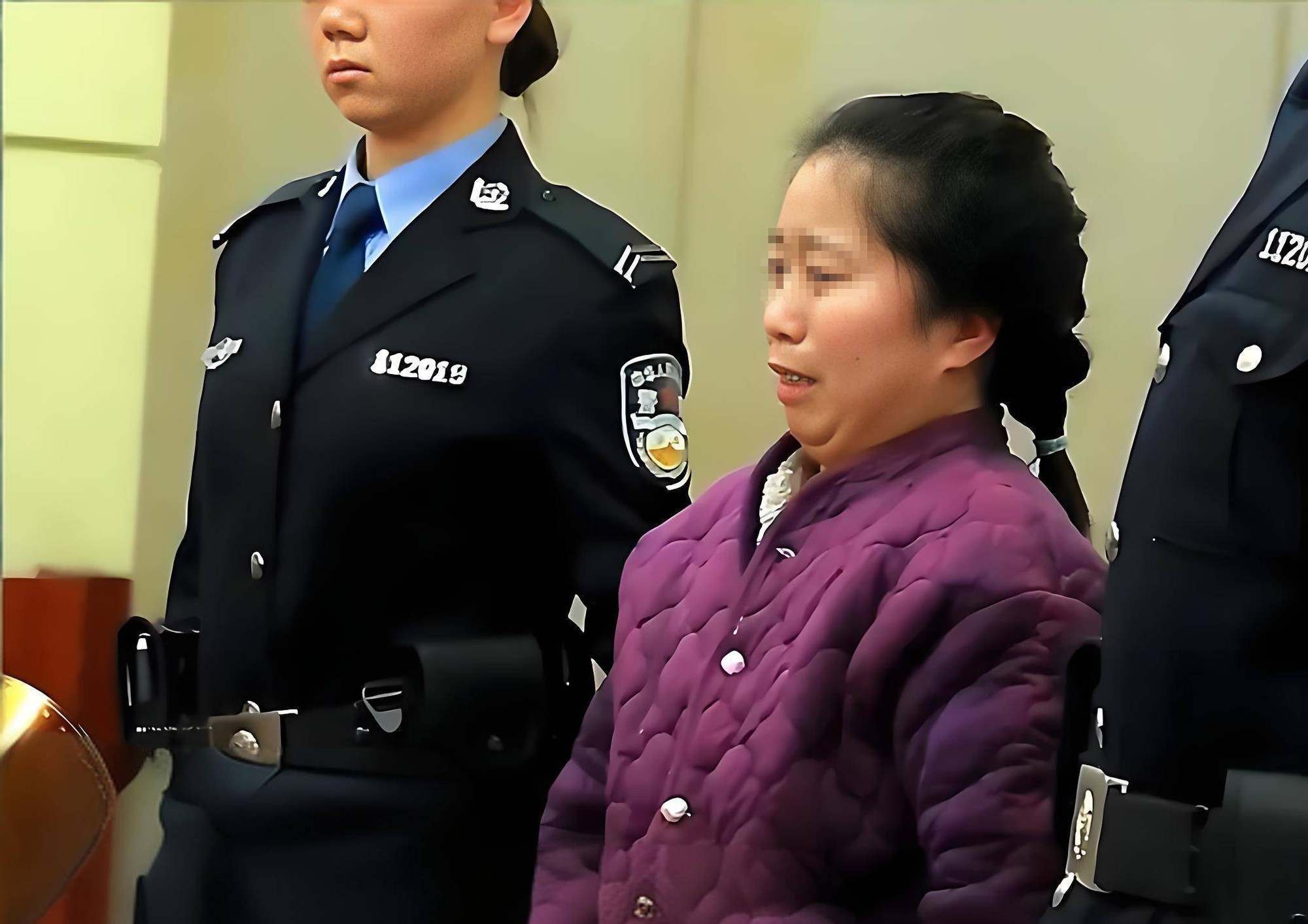 Bảo mẫu đưa con trai đến ở nhờ, tới giờ cơm con g&aacute;i chủ nh&agrave; vừa định ăn th&igrave; bị chỉ thẳng mặt: 