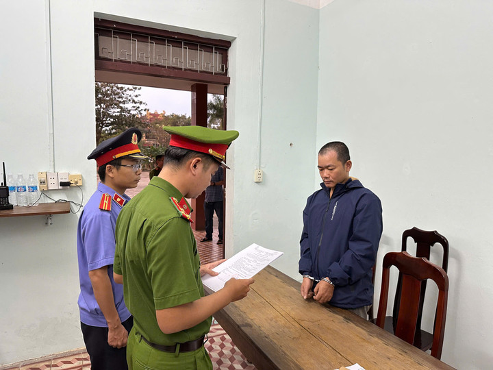 Vợ đ&ograve;i ly h&ocirc;n, chồng cầm dao ch&eacute;m rồi tự tử g&acirc;y chấn động x&atilde; hội - Ảnh 1.