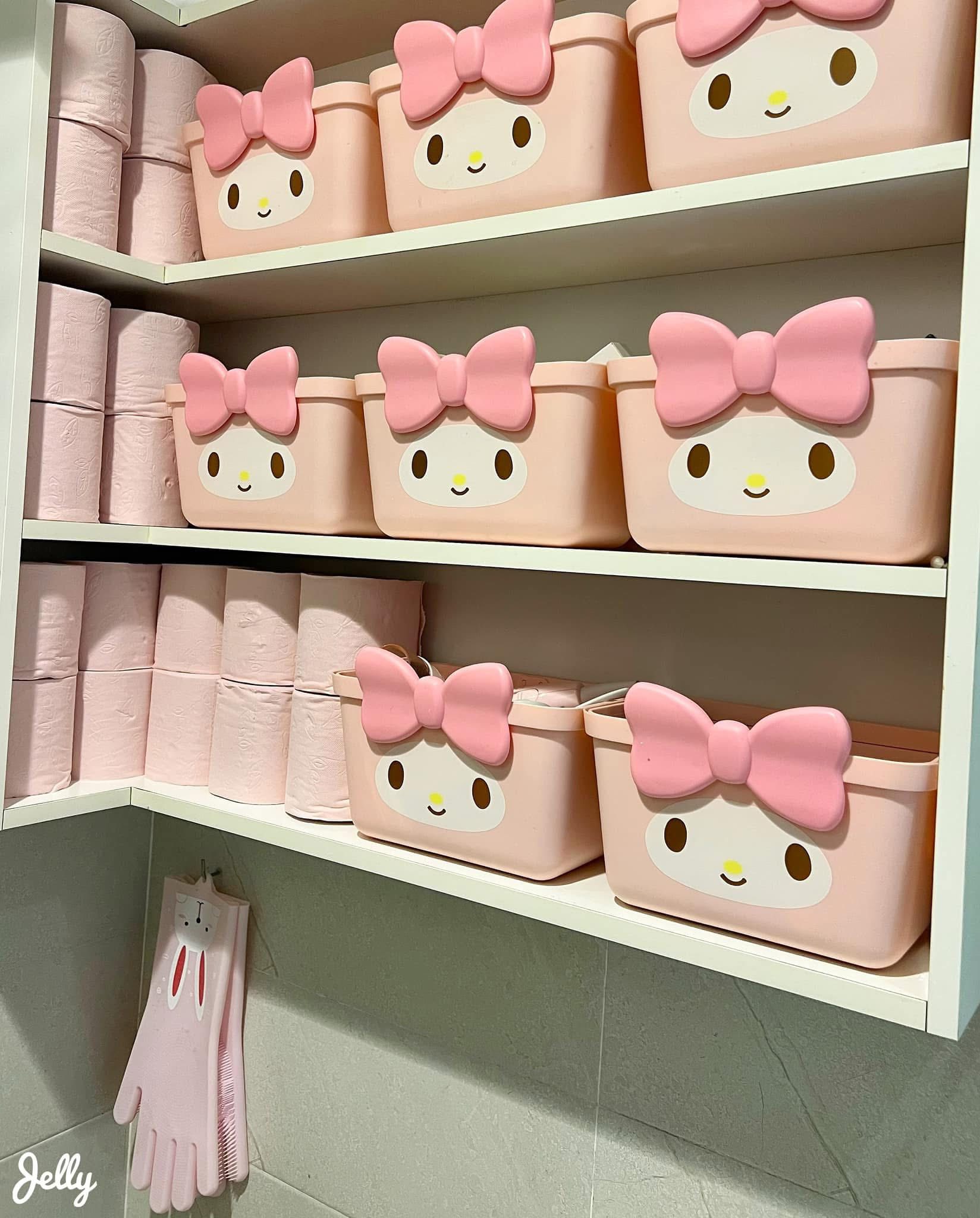 Mới 8 th&aacute;ng tuổi m&agrave; b&eacute; g&aacute;i n&agrave;y đ&atilde; sở hữu căn bếp full m&agrave;u hồng, hội mẹ bỉm xu&yacute;t xoa 