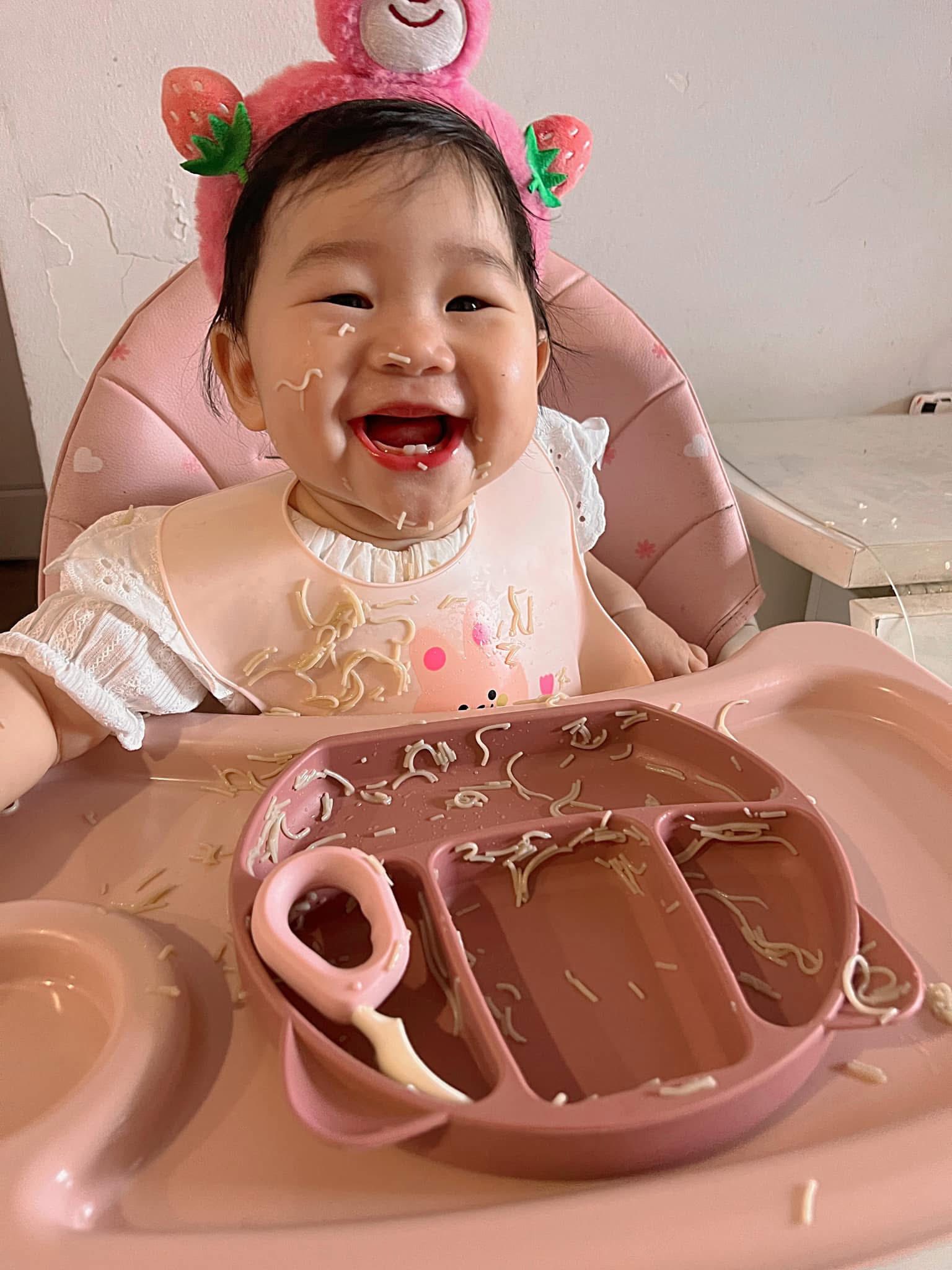 Mới 8 th&aacute;ng tuổi m&agrave; b&eacute; g&aacute;i n&agrave;y đ&atilde; sở hữu căn bếp full m&agrave;u hồng, hội mẹ bỉm xu&yacute;t xoa 