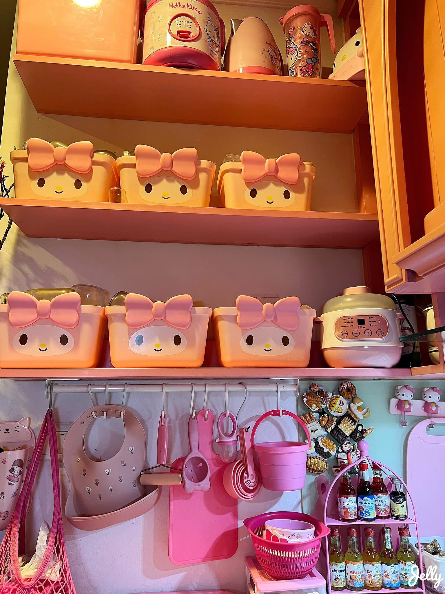 Mới 8 th&aacute;ng tuổi m&agrave; b&eacute; g&aacute;i n&agrave;y đ&atilde; sở hữu căn bếp full m&agrave;u hồng, hội mẹ bỉm xu&yacute;t xoa 