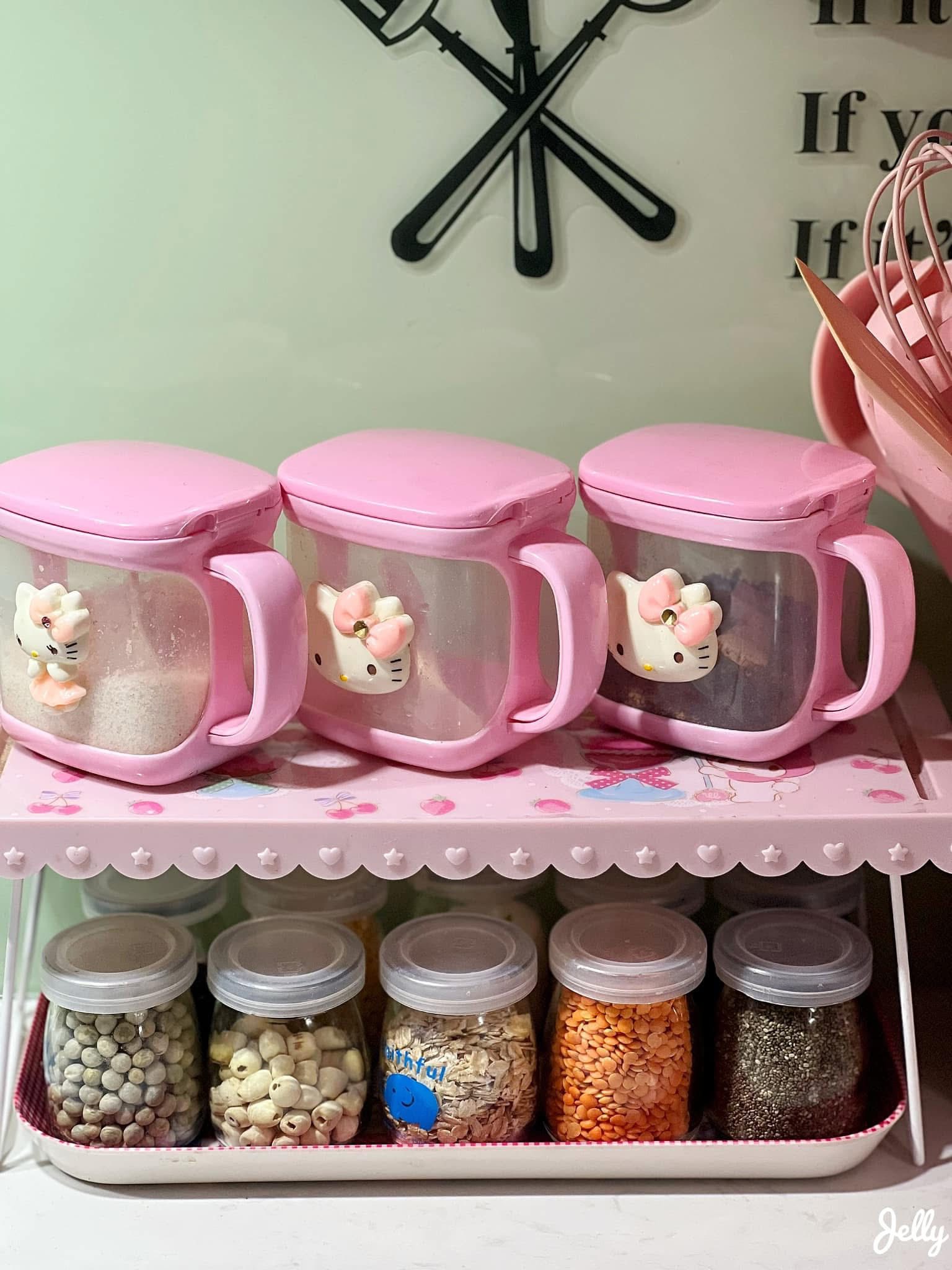 Mới 8 th&aacute;ng tuổi m&agrave; b&eacute; g&aacute;i n&agrave;y đ&atilde; sở hữu căn bếp full m&agrave;u hồng, hội mẹ bỉm xu&yacute;t xoa 