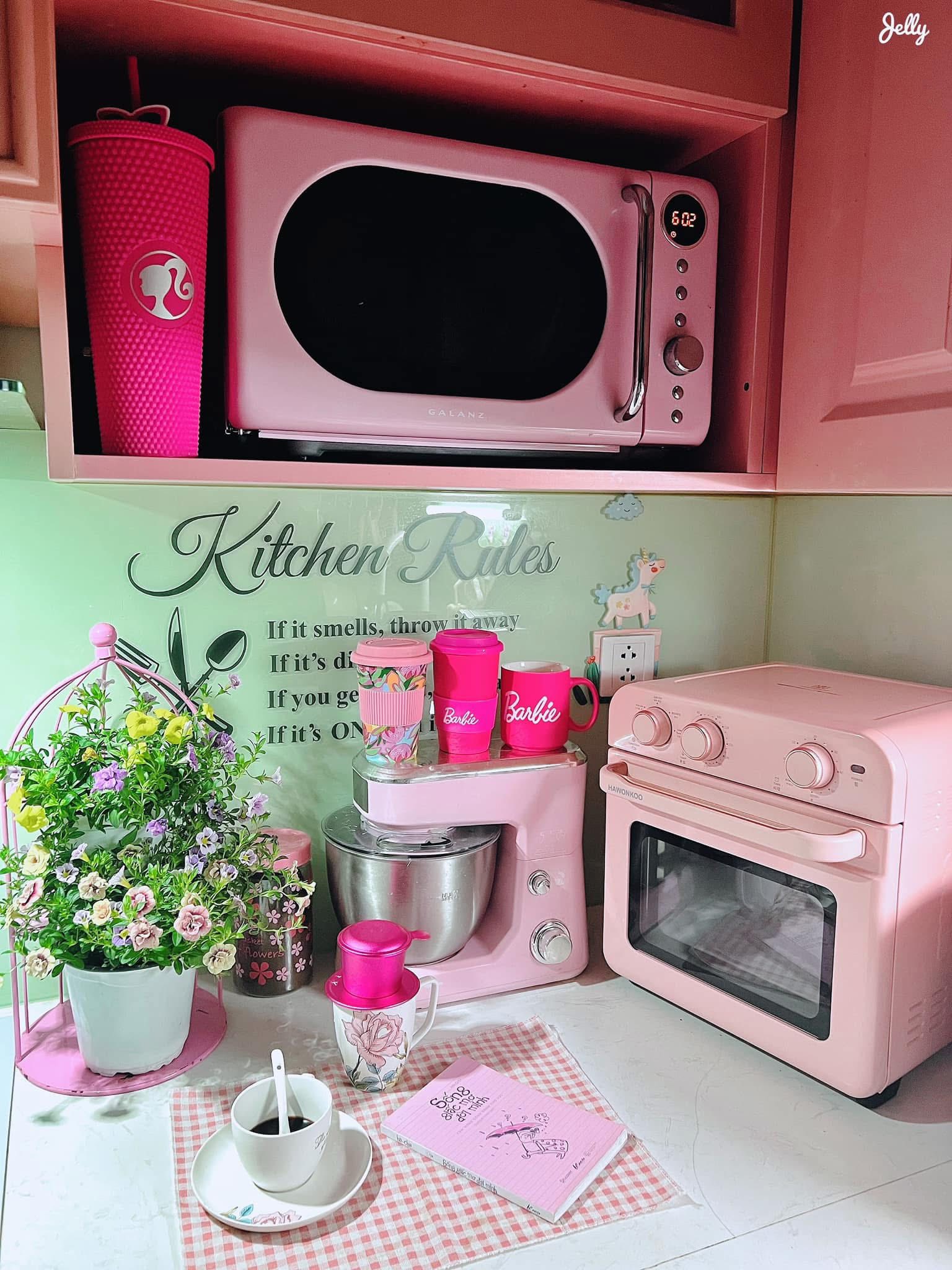 Mới 8 th&aacute;ng tuổi m&agrave; b&eacute; g&aacute;i n&agrave;y đ&atilde; sở hữu căn bếp full m&agrave;u hồng, hội mẹ bỉm xu&yacute;t xoa 